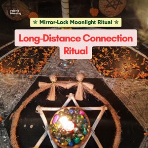 Op de afbeelding: Een rituele opstelling met een centraal houten pentagramframe, een kom gevuld met kleurrijke glazen knikkers en een brandende kaars, twee stro-achtige figuren en verspreide oranje bloemblaadjes. Tekst: Mirror-Lock Moonlight Ritual en Long-Distance Connection Ritual.