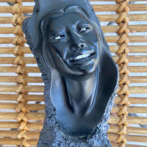 Vintage 1964 Made in Hawaii Coco Joes LOKE Rose Tiki Wahine Hula Statue aus Lava