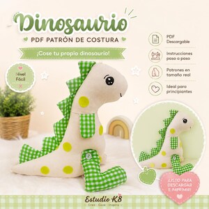 Puede incluir: Un peluche de dinosaurio de tela beige con detalles de cuadros verdes en las espinas dorsales y extremidades, lunares amarillos, ojos bordados en negro y una articulación de botón. La imagen incluye el texto: Dinosaurio, PDF Patrón de Costura.