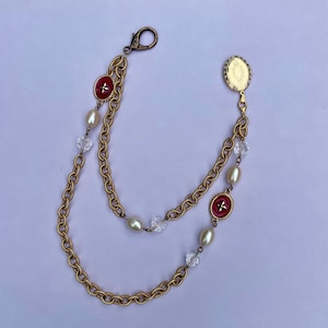 Medallón de bolsillo con cadena con dije dorado y rojo
