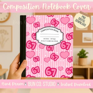 Peut inclure: Couverture de cahier de composition rose avec des cœurs et le chiffre 67. Le cahier a une tranche noire et une étiquette blanche avec l'inscription "Composition Book". Dimensions : 24,7 cm x 19 cm (9 ¾ in x 7 ½ in).