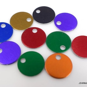 Peut inclure: Assortiment de dix étiquettes rondes en métal pour clés, dans différentes couleurs, notamment bleu, violet, rouge, vert, orange, or et noir. Chaque étiquette a un petit trou pour attacher un porte-clés.