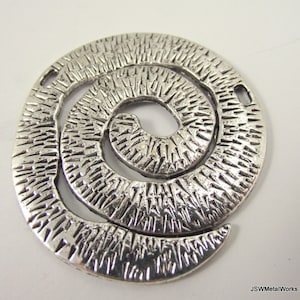 K&ouml;nnte beinhalten: Silberner Metall-Anh&auml;nger mit einem strukturierten Spiraldesign. Der Anh&auml;nger hat zwei L&ouml;cher zum Anbringen an Schmuck oder anderen Bastelarbeiten.