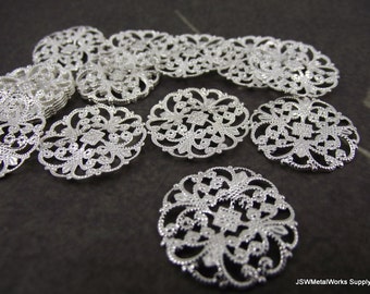Colgantes redondos de filigrana chapados en plata de 22 mm, pequeños colgantes con dijes de filigrana estampada, elemento decorativo redondo, dije de flor de plata