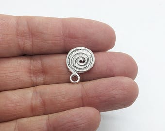 Puede incluir: Encanto de metal plateado con un diseño en espiral y un bucle en la parte superior para sujetarlo a joyas u otras manualidades.