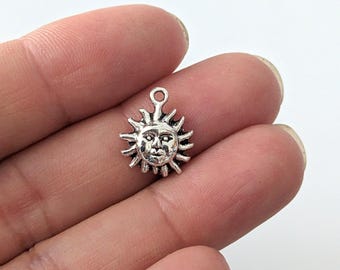 Pequeño dije de sol de plata y peltre, dijes de sol de plata envejecida, componente de joyería de astronomía celestial de 15 x 12 mm