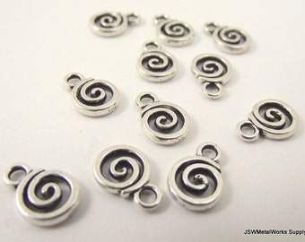 Puede incluir: Encantos de metal plateado con un diseño en espiral. Cada encanto tiene un anillo de salto para sujetarlo a joyas u otras manualidades.