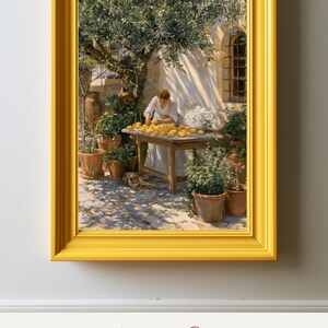 Può includere: Una stampa d'arte incorniciata raffigurante un dipinto di una persona in abito bianco in piedi davanti a un tavolo di legno coperto di limoni gialli. La scena è ambientata all'aperto sotto un ulivo con vasi in terracotta e un gatto sul pavimento.