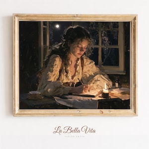 Può includere: Una stampa d'arte incorniciata che ritrae una persona con capelli mossi e una camicetta color crema, intenta a scrivere su un libro a lume di candela. La scena è notturna, vicino a una finestra con la luna, una tazza da tè e un calamaio.