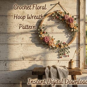 Puede incluir: Un patrón de corona floral de ganchillo en un aro con flores rosas y amarillas y hojas verdes unidas a un anillo de madera. El texto Crochet Floral Hoop Wreath Pattern e Instant Digital Download es visible en la imagen.