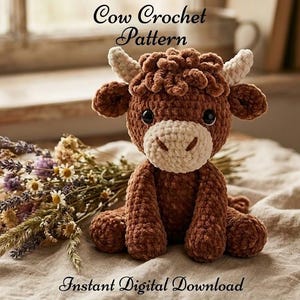 Peut inclure: Une peluche vache au crochet marron et crème avec des yeux sombres et de petites cornes. Le texte Cow Crochet Pattern et Instant Digital Download est visible. La vache a une finition en fil texturé et est assise avec un bouquet de fleurs séchées.