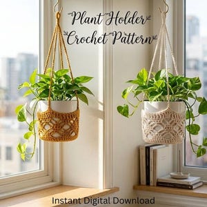 Könnte beinhalten: Zwei hängende Pflanzenhalter aus Häkelarbeit, einer in Senfgelb und einer in Creme, die jeweils eine grüne Efeutute enthalten. Der Text "Plant Holder Crochet Pattern" und "Instant Digital Download" ist über und unter den Objekten zu sehen.