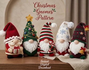 Pode incluir: Cinco gnomos de Natal em crochê com barbas de fio branco. Um usa um gorro vermelho com um presente, um é uma árvore verde com uma estrela amarela, um é listrado de vermelho e verde com uma bengala doce, um é branco com flocos azuis e um é vermelho escuro com um sino.