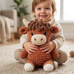 Pode incluir: Um peluche de croch&eacute; em tons de castanho e creme com a forma de uma vaca highland. O brinquedo apresenta um corpo de fio castanho texturado e encaracolado, chifres cor de creme, um focinho cor de creme e dois olhos de pl&aacute;stico preto.