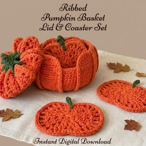 Puede incluir: Un conjunto de ganchillo que incluye una cesta naranja acanalada con forma de calabaza con tapa a juego y dos posavasos planos con forma de calabaza, cada uno rematado con un pequeño tallo verde. El texto Ribbed Pumpkin Basket Lid & Coaster Set y Instant Digital Download es visible.