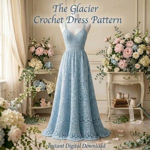 Op de afbeelding: Een lichtblauwe, vloerlange gehaakte jurk met een V-hals en dunne bandjes, gepresenteerd op een paspop. De tekst "The Glacier Crochet Dress Pattern" en "Instant Digital Download" is zichtbaar aan de boven- en onderkant van de afbeelding.