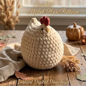 Könnte beinhalten: Ein cremefarbenes Häkelhuhn als Plüschtier mit rotem Kamm und gelbem Schnabel. Der Text "Crochet Mabel Hen Pattern" steht über dem Huhn und "Instant Digital Download" ist am unteren Rand des Bildes zu lesen.