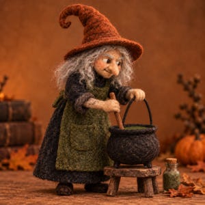 Peut inclure: Une figurine de sorcière en laine feutrée portant un grand chapeau pointu orange, une robe sombre et un tablier vert. La figurine a des cheveux gris et remue une petite marmite noire à trois pieds posée sur un tabouret avec un bâton.