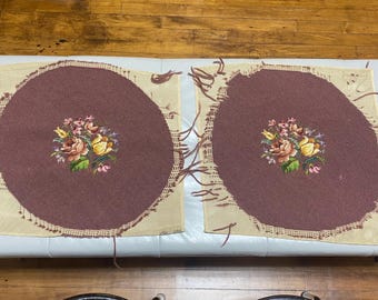 キャンバス地に花柄のニードルポイント刺繍を施した円形パネル2枚セット（完成品）18インチ×18インチ