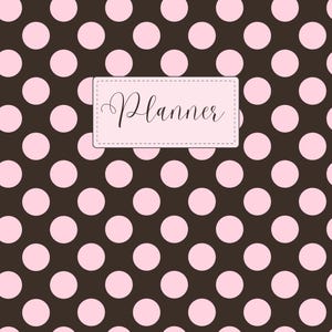 Puede incluir: Una cubierta de agenda de color marrón oscuro con un patrón repetitivo de lunares de color rosa claro. Centrada en la cubierta hay una etiqueta rectangular de color rosa claro con borde cosido que contiene la palabra Planner en cursiva.