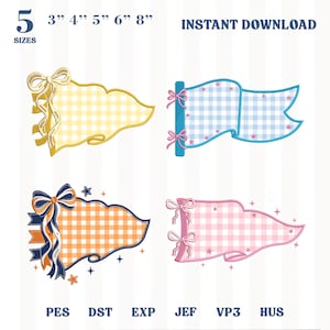 Peut inclure: Quatre motifs de fanions brodés avec des motifs vichy jaune, bleu, orange et rose. Chaque fanion présente des nœuds décoratifs et des étoiles. Le texte inclut 5 SIZES, 3" 4" 5" 6" 8", INSTANT DOWNLOAD, et les formats PES, DST, EXP, JEF, VP3, HUS.