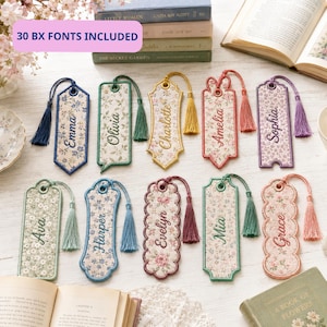 Könnte beinhalten: Zehn bestickte Lesezeichen aus Stoff mit Blumenmustern und Namen wie Emma, Olivia, Charlotte, Amelia, Sophia, Ava, Harper, Evelyn, Mia und Grace. Jedes Lesezeichen hat eine passende Quaste und einen einzigartigen gewellten oder spitzen Rand.