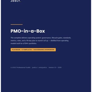 Könnte beinhalten: Ein dunkelblaues Dokumentencover mit dem Titel PMO-in-a-Box von JOOLT. Es enthält eine Beschreibung eines Lieferbetriebssystems, einen 90-Tage-Plan und ein hervorgehobenes orangefarbenes Feld mit einem Playbook, 5 Vorlagen und 1 Governance-Arbeitsbuch.