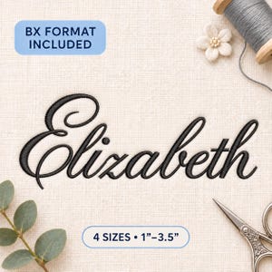 Op de afbeelding: Zwart machinaal borduurwerk in cursief schrift met de naam Elizabeth. Een lichtblauw rechthoekig label bevat de tekst BX FORMAT INCLUDED. Een tweede label bevat 4 SIZES 1-3.5 inches. Inclusief een grijze garenklos, een witte bloem en een schaar.