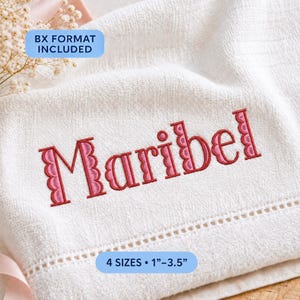Puede incluir: Una tela blanca texturizada con el nombre bordado Maribel en rosa con un diseño de borde festoneado. El texto BX FORMAT INCLUDED y 4 SIZES 1-3.5 inches son visibles en la tela. El material tiene un detalle de dobladillo decorativo.