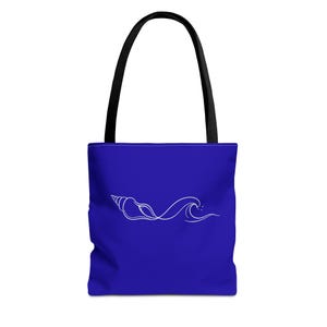 Op de afbeelding: Een koningsblauwe tote bag met een witte lijntekening van een zeeschelp die overgaat in een brekende oceaangolf. De tas heeft twee zwarte stoffen schouderbanden aan de bovenkant, wat een contrast vormt met de effen blauwe body.