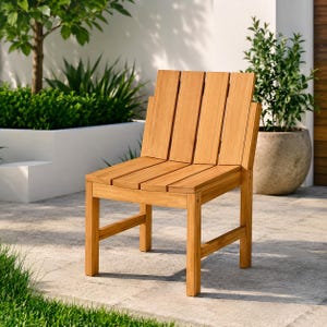 Puede incluir: Una silla de madera de color marrón claro con un respaldo de listones y un asiento plano de listones. La silla está construida con cuatro patas resistentes conectadas por barras de soporte horizontales en los lados, mostrando un acabado de veta de madera natural.