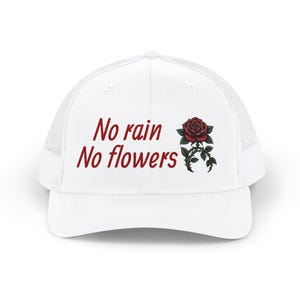 Gorra Snapback "Sin lluvia no hay flores" / Bordado de rosa, frase motivacional