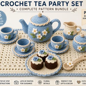 Può includere: Un set da tè all'uncinetto che include una teiera blu, due tazze con piattini, una lattiera, una zuccheriera, un cucchiaio e tre piccoli dolci su un piatto, decorati con fiori bianchi e foglie verdi su un tappetino color crema e blu.