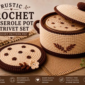 Könnte beinhalten: Ein gehäkelter Auflauftopf mit Deckel und ein passender runder Untersetzer in Creme und Dunkelbraun. Der Topf hat zwei seitliche Griffe und einen dunkelbraunen Deckelknauf. Der Text RUSTIC CROCHET CASSEROLE POT & TRIVET SET ist zu sehen.