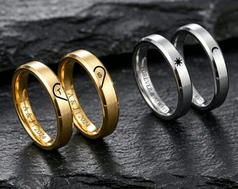 Set di 2 anelli di coppia personalizzati, anelli di promessa coordinati con incisione personalizzata per lui e per lei, fedi nuziali in acciaio inossidabile con cuore, sole, luna e croce.