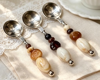 Cuchara de té de acero inoxidable con mango de cuentas de resina, cuchara de café artesanal con cuentas, cuchara de postre decorativa, regalo único para anfitrionas.