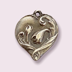 Vintage Inspired Silver Heart Pendant: Floral Design