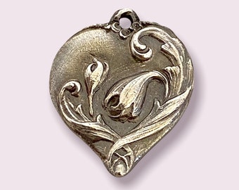 Vintage Inspired Silver Heart Pendant: Floral Design