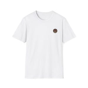 Peut inclure: Un t-shirt blanc à manches courtes avec un petit écusson circulaire sur la poitrine gauche. Le motif circulaire présente une illustration détaillée d'un camion rouge vintage avec le texte "THE BEST TIME" et "IS NOW" imprimé.