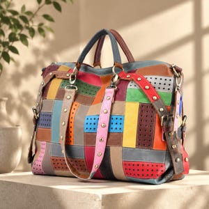 Puede incluir: Un bolso de mano tipo patchwork multicolor con paneles de cuero rectangulares en rojo, azul, verde, amarillo, rosa y marrón. El bolso incluye secciones perforadas, detalles de tachuelas metálicas, dos asas superiores y una correa extraíble.