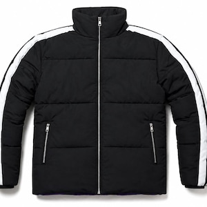 Puede incluir: Una chaqueta acolchada negra con cuello alto, cremallera frontal plateada de longitud completa y dos bolsillos laterales con cremalleras plateadas. Las mangas presentan una franja vertical blanca que va desde el hombro hasta el puño.