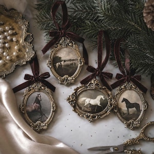 Viktorianisches Weihnachtsdekorationsset, Ralph Lauren gemütliches Winterweihnachts-Barock-Vintage-Gemälde, Pferde, Ornamente und Baumschmuck im Stil des alten Geldes.