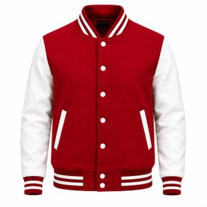 Op de afbeelding: Een rood varsity-jack met witte mouwen, een opstaande kraag met witte strepen en een knoopsluiting aan de voorzijde. Het jack heeft twee zijzakken met witte biezen en geribbelde boorden bij de mouwen en de onderkant met witte strepen.