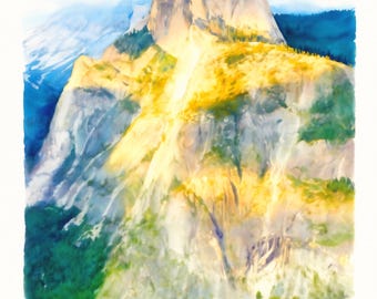 Pode incluir: Uma pintura em aguarela de um grande pico de montanha de granito com uma face íngreme e arredondada. A superfície rochosa é iluminada pela luz solar dourada, contrastando com sombras azul-profundo e folhagem verde vibrante na base.
