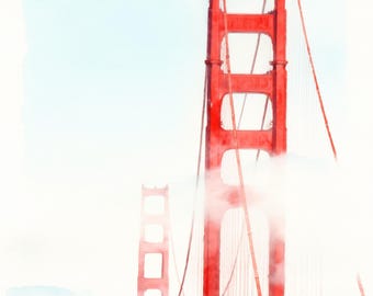 Pode incluir: Uma pintura em aguarela da ponte Golden Gate, apresentando as suas icónicas torres vermelho-alaranjadas brilhantes e cabos de suspensão que se elevam sobre uma espessa camada de nevoeiro azul e branco, com a estrutura da ponte a estender-se ao longe.