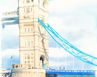 Pode incluir: Uma pintura em aguarela da Tower Bridge em Londres, apresentando uma torre de pedra alta com telhado verde, cabos de suspensão azul brilhante e um pequeno barco a flutuar na água sob um céu azul claro com nuvens brancas suaves.