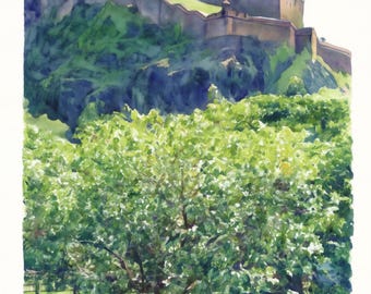 Pode incluir: Uma pintura em aguarela que retrata um grande castelo de pedra no topo de uma colina íngreme e relvada. Abaixo do castelo, um parque verdejante apresenta várias árvores em flor com flores brancas e pequenas figuras à sombra.