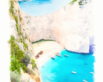 Pode incluir: Uma pintura em aguarela de uma enseada com altas falésias de calcário branco, uma praia de areia e um naufrágio enferrujado. A água turquesa está repleta de vários pequenos barcos brancos e iates, rodeados por vegetação verde nas falésias.