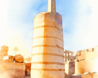Pode incluir: Um monumento cilíndrico de pedra com faixas horizontais, rematado por um piramidion pontiagudo. A estrutura é de cor bege claro e ergue-se entre ruínas de pedra desgastadas sob um céu azul claro nesta ilustração em aguarela.