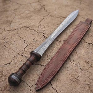 Handsmidet Damaskus Gladius-svärd, Romerskt kort svärd, Rosenträhandtag, Läderslida, Medeltida displaysvärd, Samlarpresent till honom